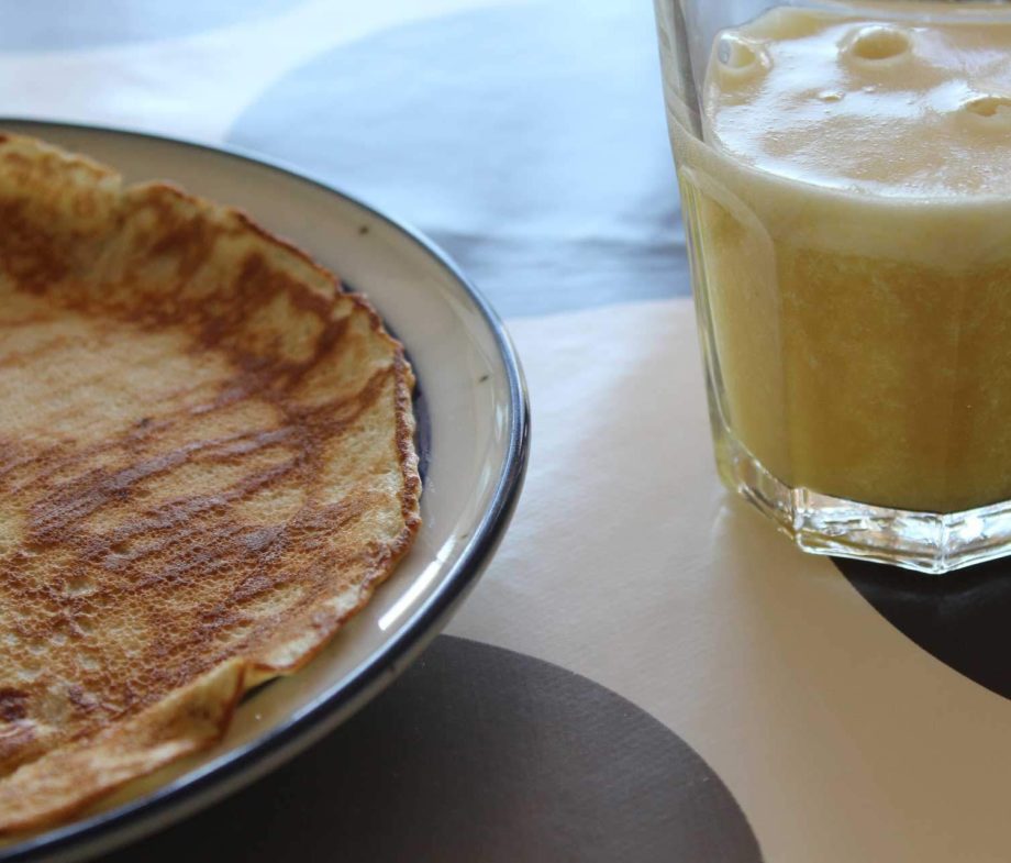 Bananpandekage med banan-appelsin smoothie