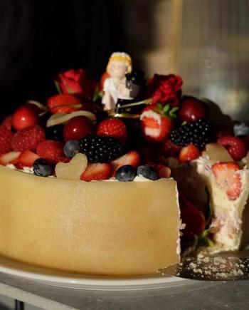 Bryllupslagkage med citronfromage, friske hindbær, lakridsflødeskum og marcipan
