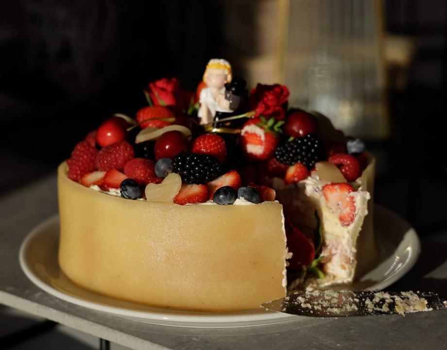 Bryllupslagkage med citronfromage, friske hindbær, lakridsflødeskum og marcipan